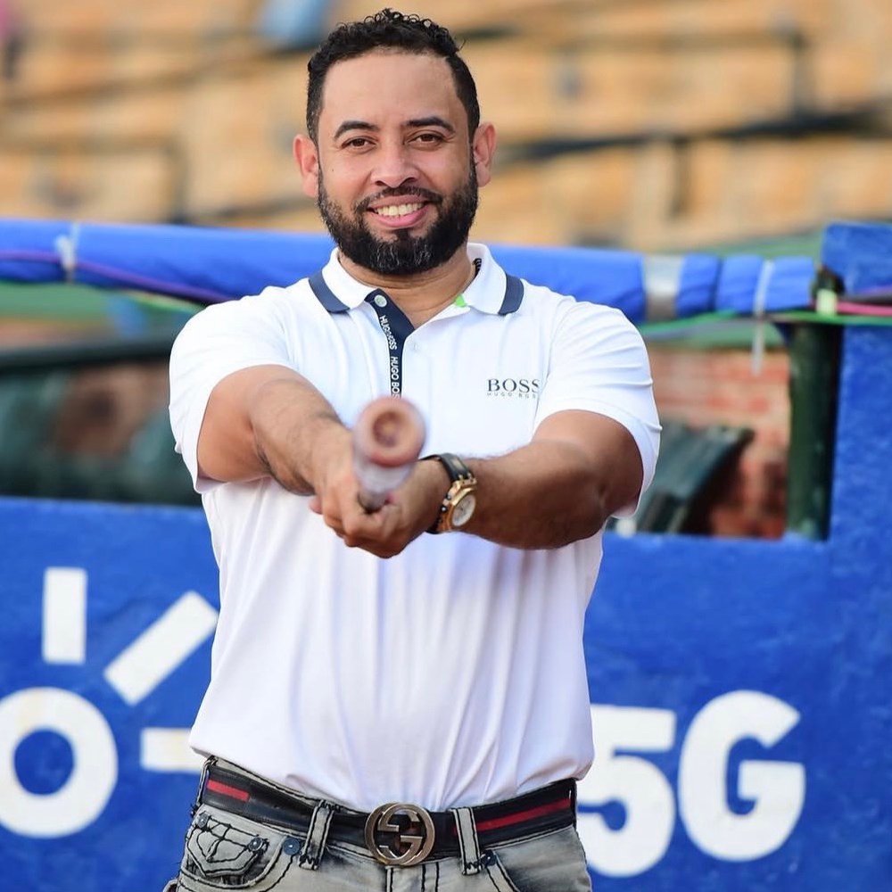 Juan Nova Jr con un bate de béisbol